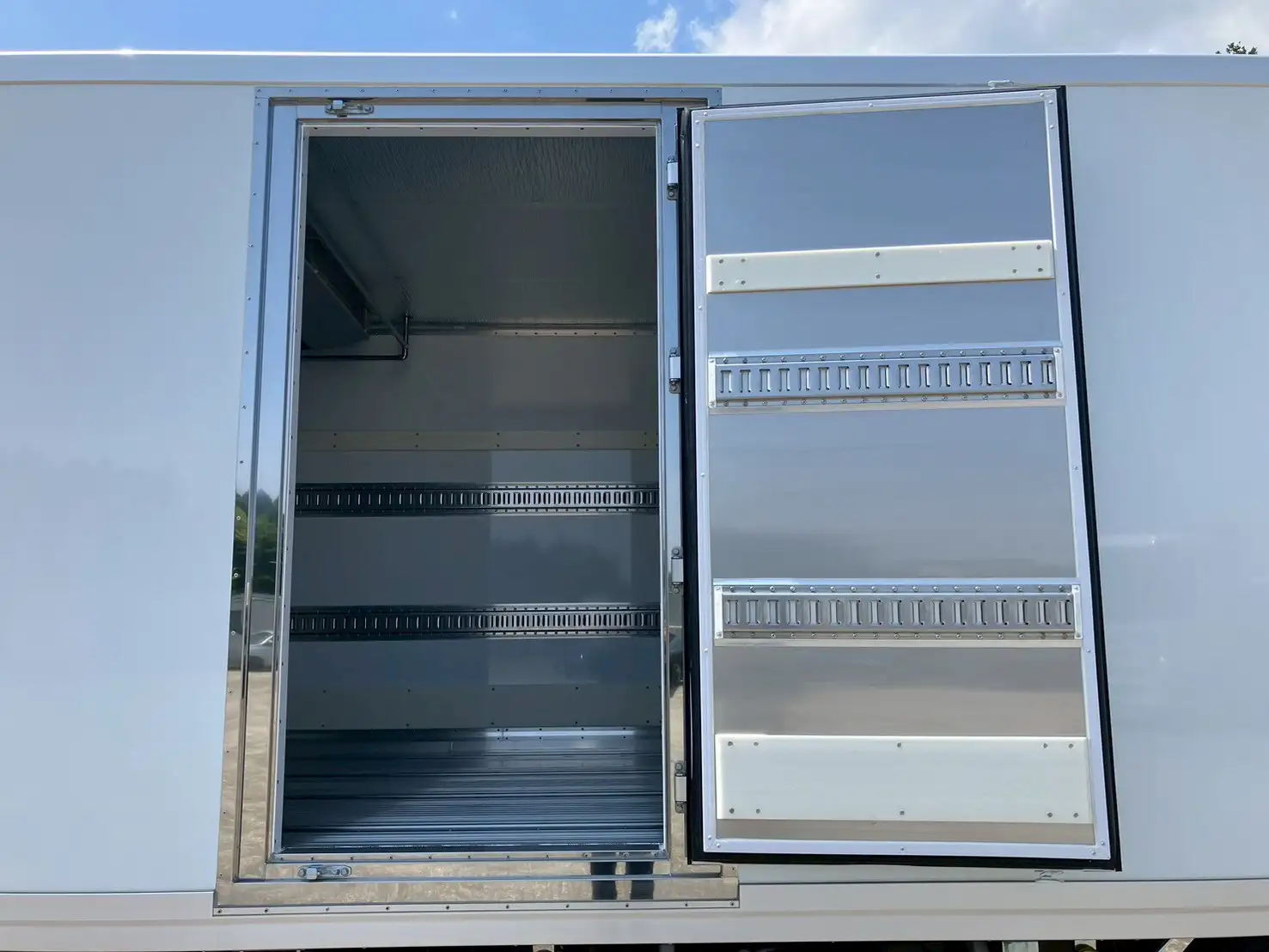 ☆車検付き(R7.6.29)☆　令和5年　いすゞ 4t冷凍バン 　MT6　走行距離:1,354㎞　積載:2,350㎏　横ドア有　240馬力の画像30