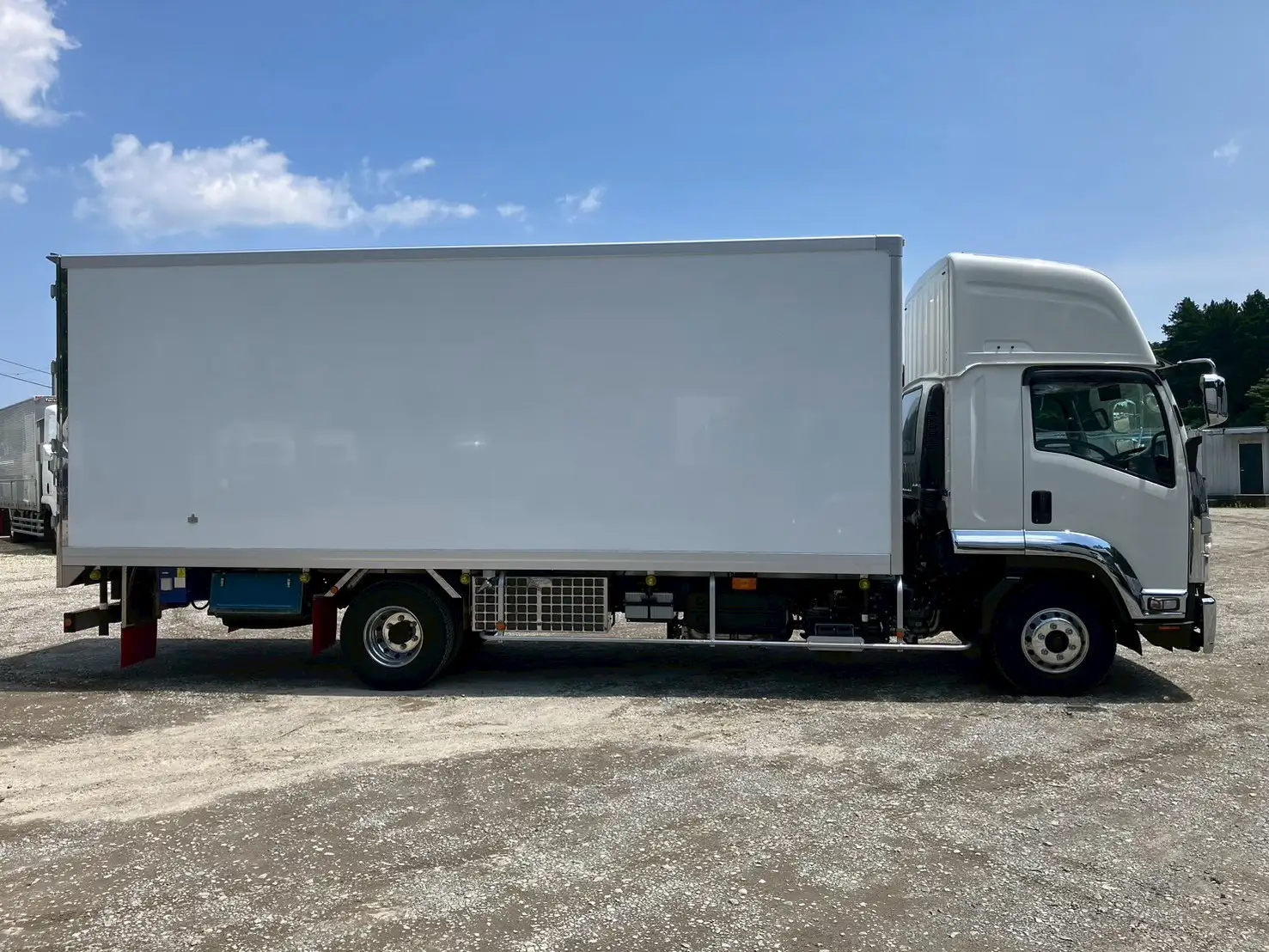 ☆車検付き(R7.6.29)☆　令和5年　いすゞ 4t冷凍バン 　MT6　走行距離:1,354㎞　積載:2,350㎏　横ドア有　240馬力の画像4