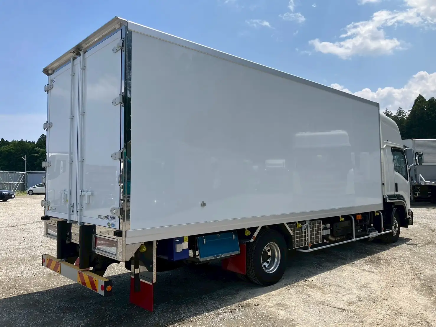 ☆車検付き(R7.6.29)☆　令和5年　いすゞ 4t冷凍バン 　MT6　走行距離:1,354㎞　積載:2,350㎏　横ドア有　240馬力の画像5