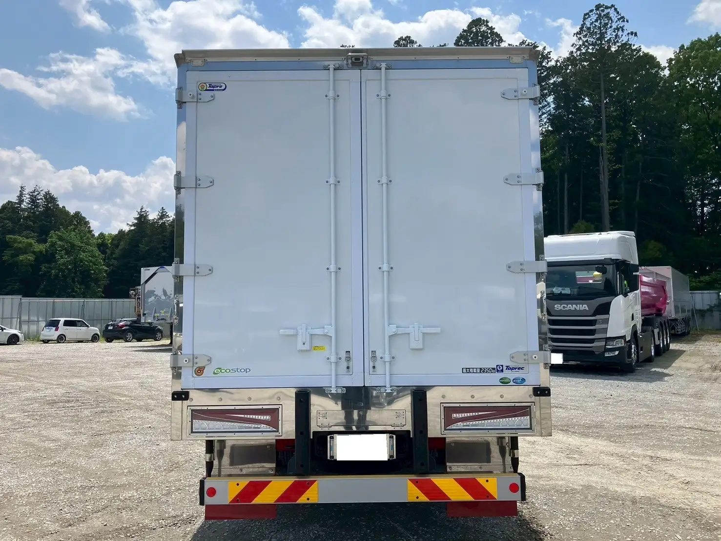 ☆車検付き(R7.6.29)☆　令和5年　いすゞ 4t冷凍バン 　MT6　走行距離:1,354㎞　積載:2,350㎏　横ドア有　240馬力の画像6