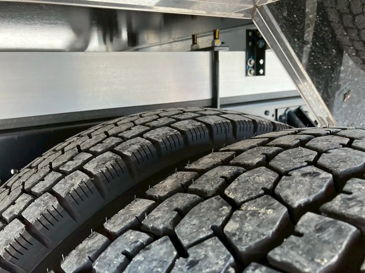 ☆車検付き(R7.6.29)☆　令和5年　いすゞ 4t冷凍バン 　MT6　走行距離:1,354㎞　積載:2,350㎏　横ドア有　240馬力の画像55