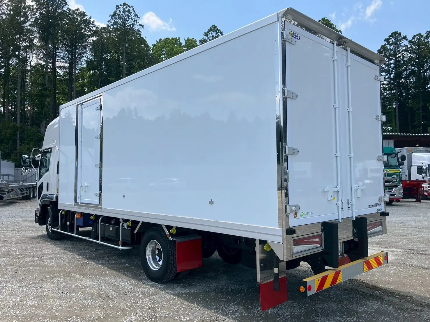 ☆車検付き(R7.6.29)☆　令和5年　いすゞ 4t冷凍バン 　MT6　走行距離:1,354㎞　積載:2,350㎏　横ドア有　240馬力の画像7