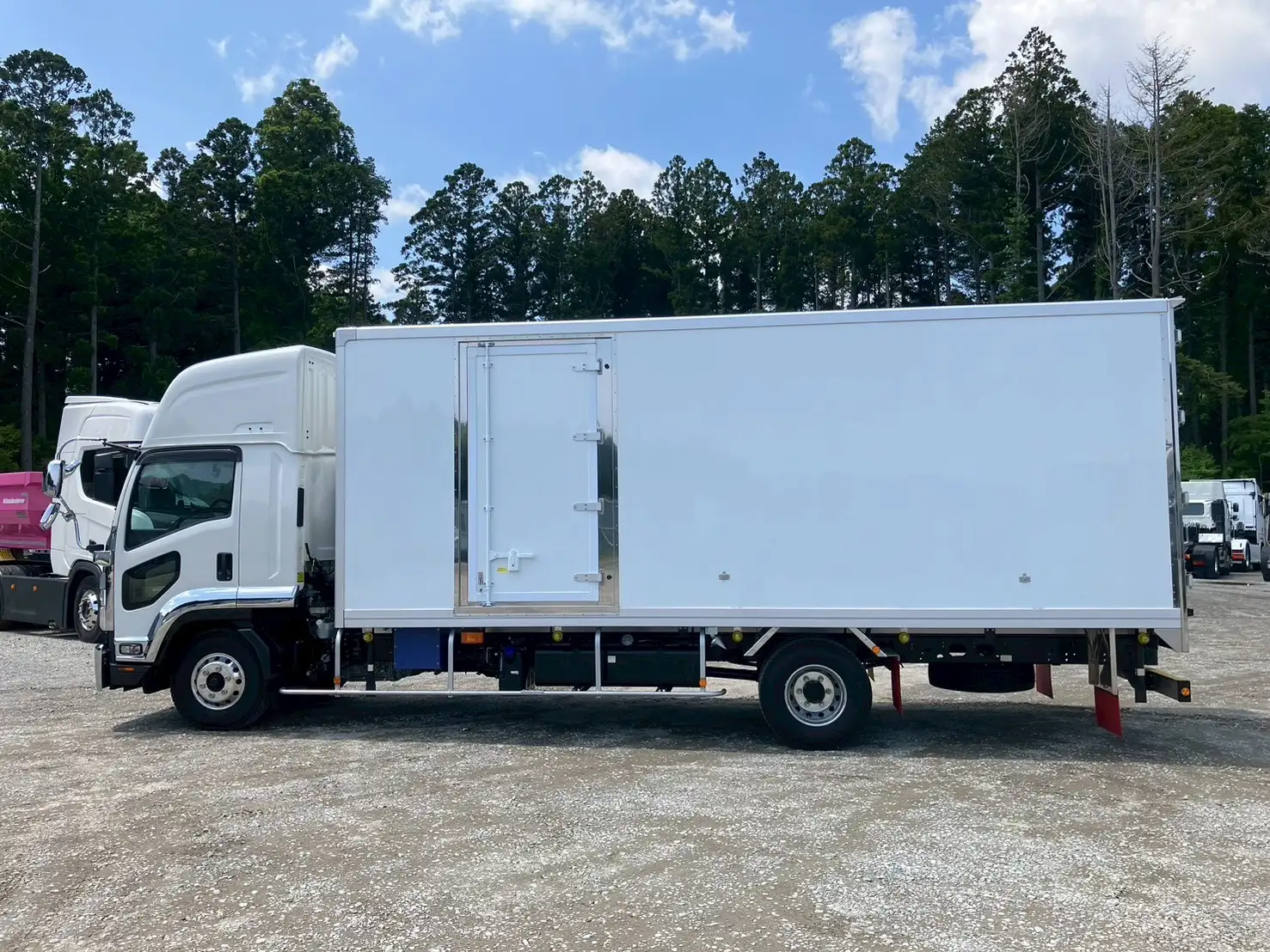 ☆車検付き(R7.6.29)☆　令和5年　いすゞ 4t冷凍バン 　MT6　走行距離:1,354㎞　積載:2,350㎏　横ドア有　240馬力の画像8