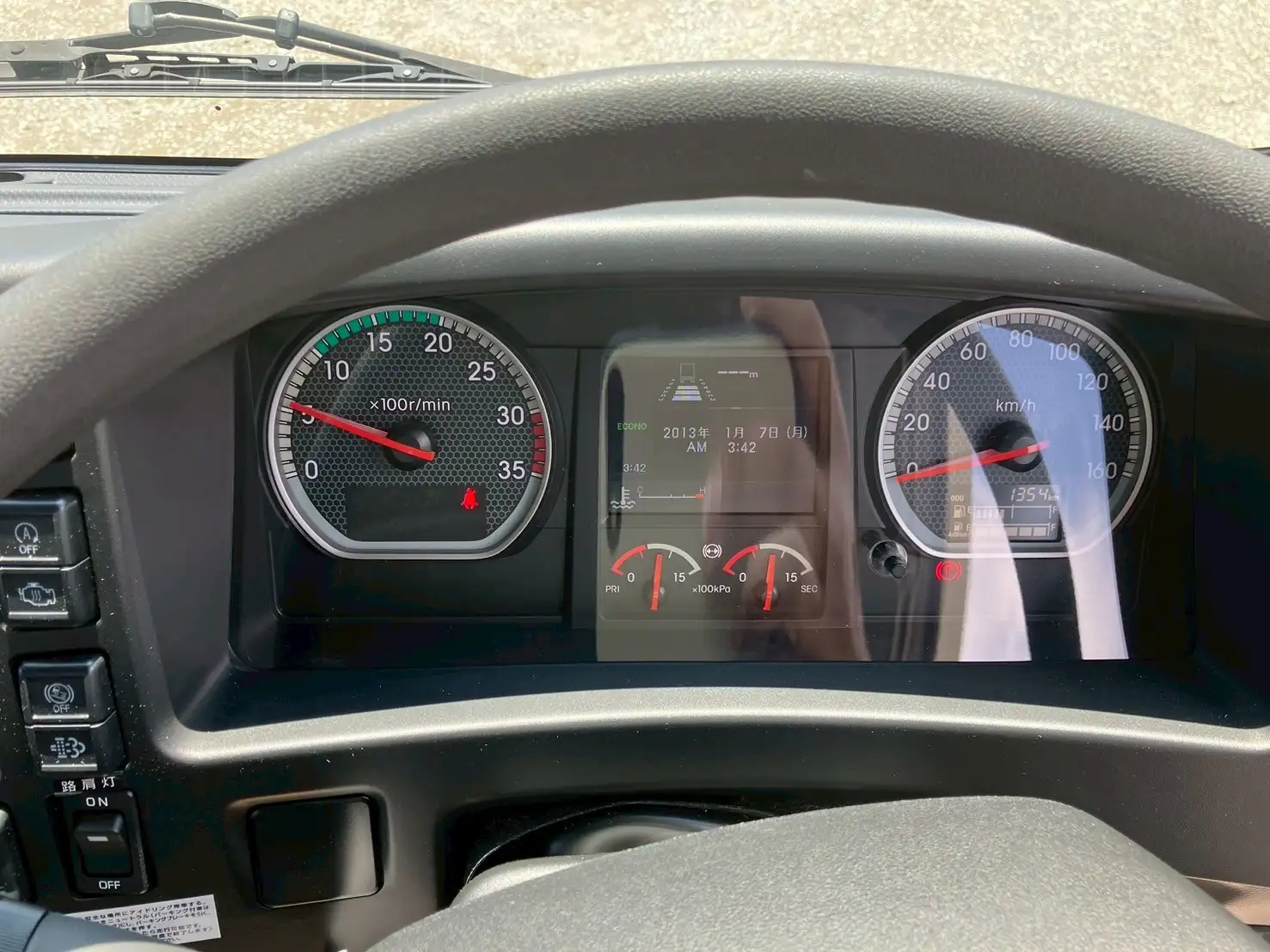 ☆車検付き(R7.6.29)☆　令和5年　いすゞ 4t冷凍バン 　MT6　走行距離:1,354㎞　積載:2,350㎏　横ドア有　240馬力の画像10