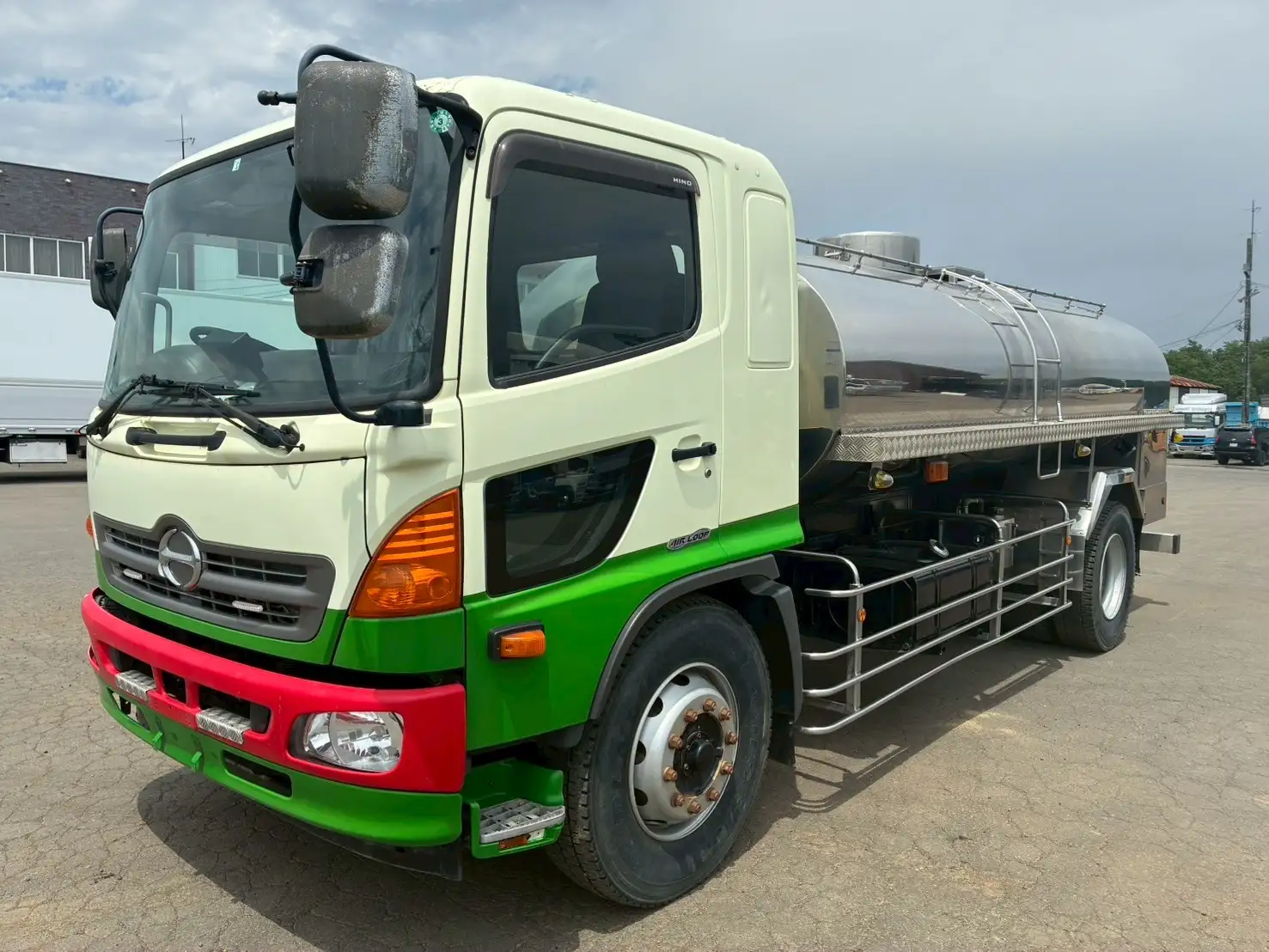 平成24年 日野 増トンミルクタンクローリー タンク容量:8,100L 走行距離:約27万㎞ MT6 シャワーボール付きの画像1