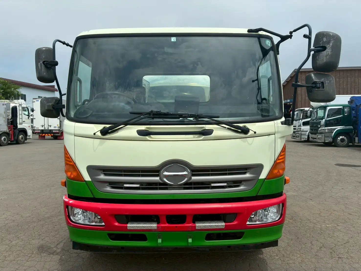 平成24年 日野 増トンミルクタンクローリー タンク容量:8,100L 走行距離:約27万㎞ MT6 シャワーボール付きの画像2