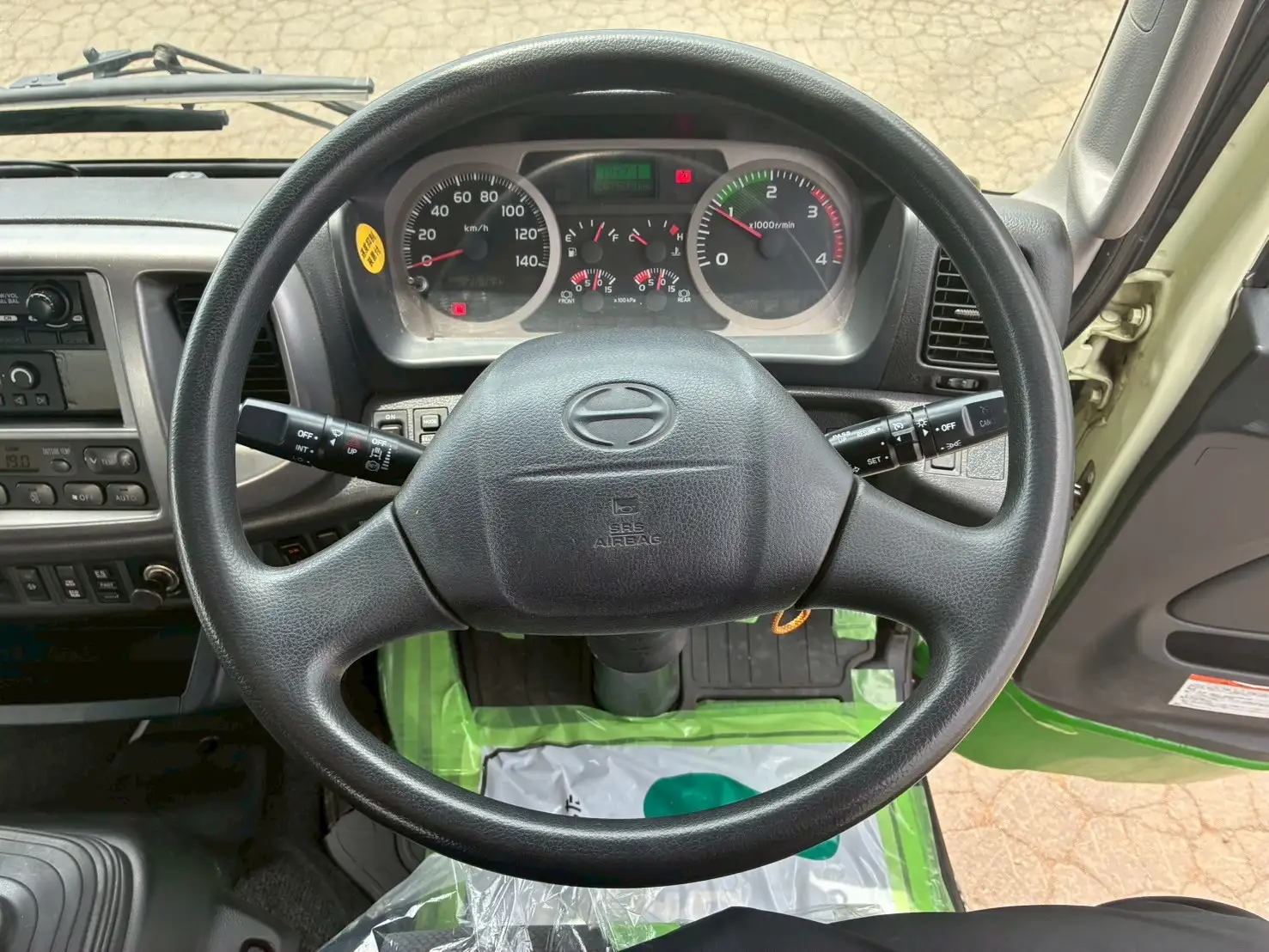 平成24年 日野 増トンミルクタンクローリー タンク容量:8,100L 走行距離:約27万㎞ MT6 シャワーボール付きの画像11