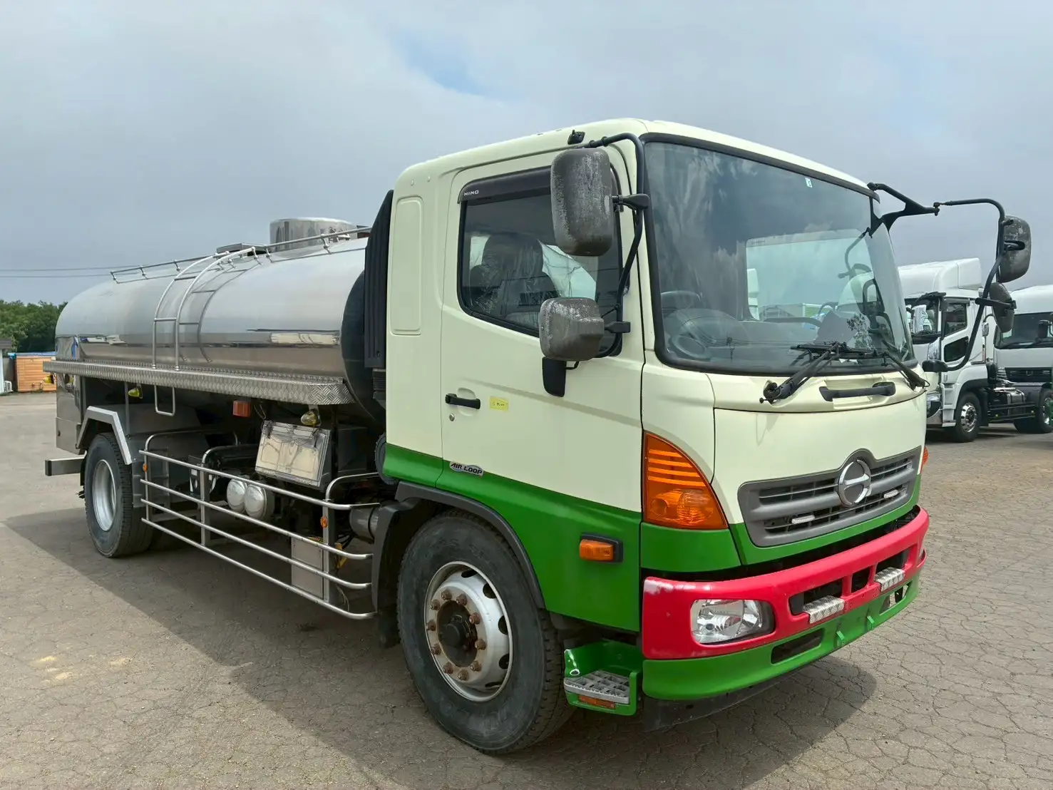 平成24年 日野 増トンミルクタンクローリー タンク容量:8,100L 走行距離:約27万㎞ MT6 シャワーボール付きの画像3