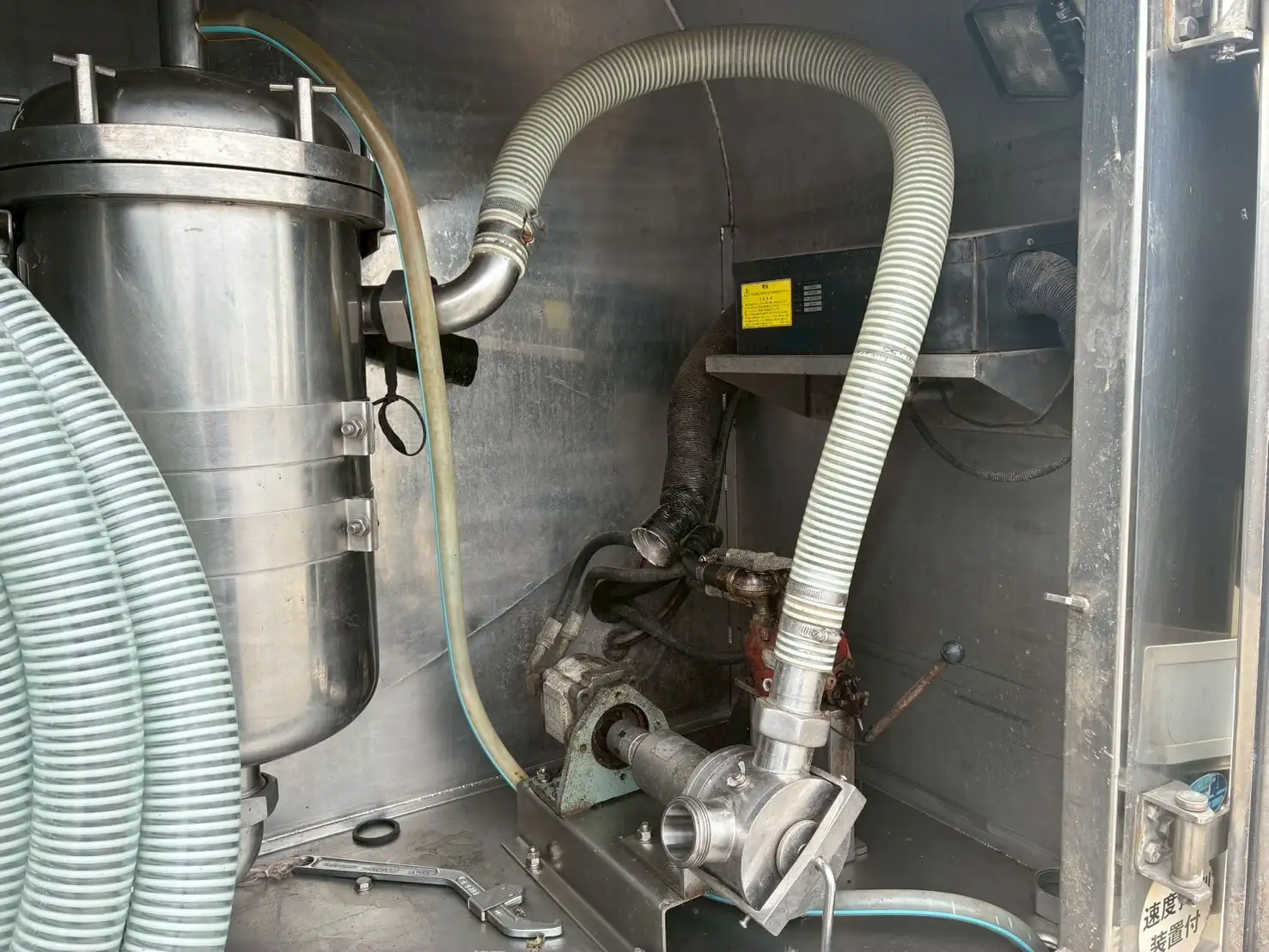 平成24年 日野 増トンミルクタンクローリー タンク容量:8,100L 走行距離:約27万㎞ MT6 シャワーボール付きの画像23