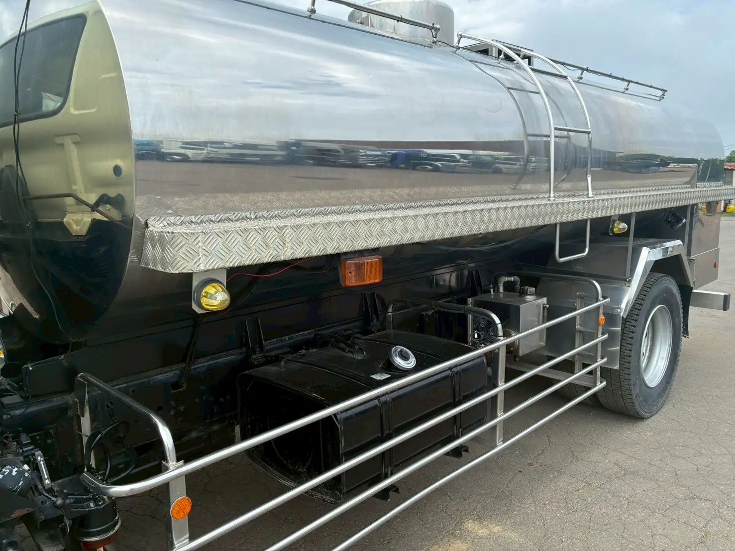 平成24年 日野 増トンミルクタンクローリー タンク容量:8,100L 走行距離:約27万㎞ MT6 シャワーボール付きの画像29