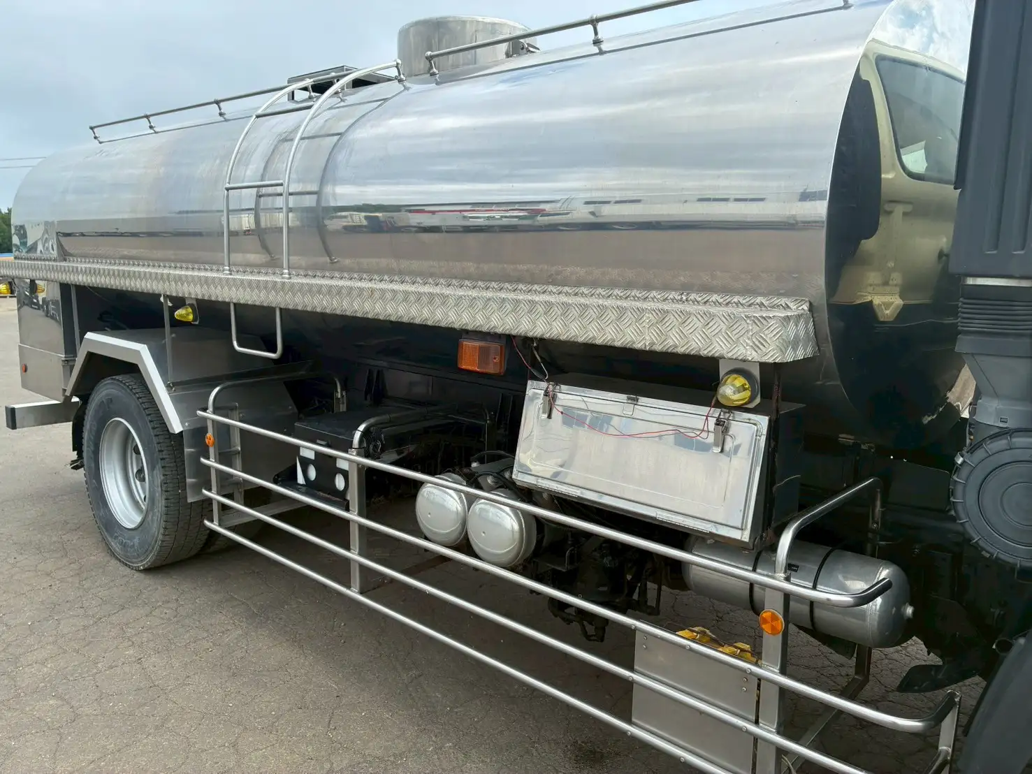 平成24年 日野 増トンミルクタンクローリー タンク容量:8,100L 走行距離:約27万㎞ MT6 シャワーボール付きの画像30