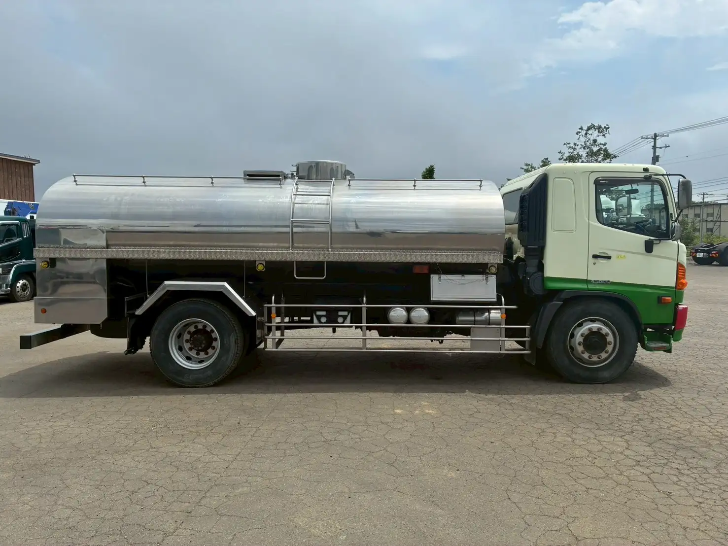 平成24年 日野 増トンミルクタンクローリー タンク容量:8,100L 走行距離:約27万㎞ MT6 シャワーボール付きの画像4