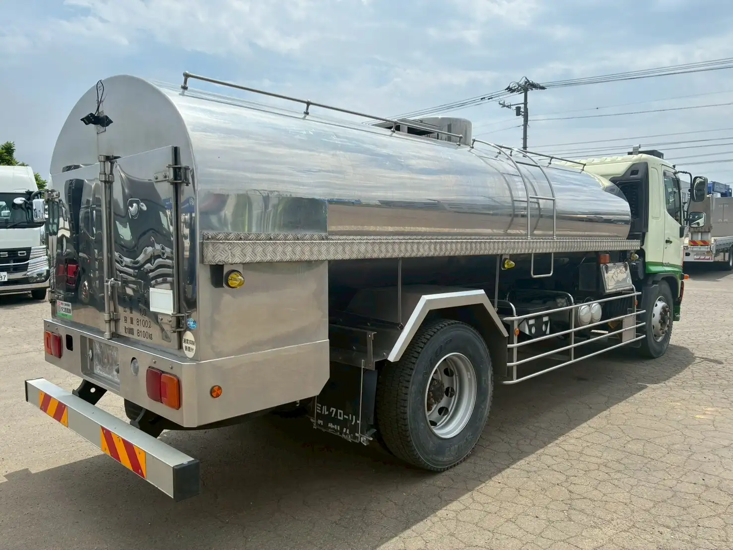 平成24年 日野 増トンミルクタンクローリー タンク容量:8,100L 走行距離:約27万㎞ MT6 シャワーボール付きの画像5