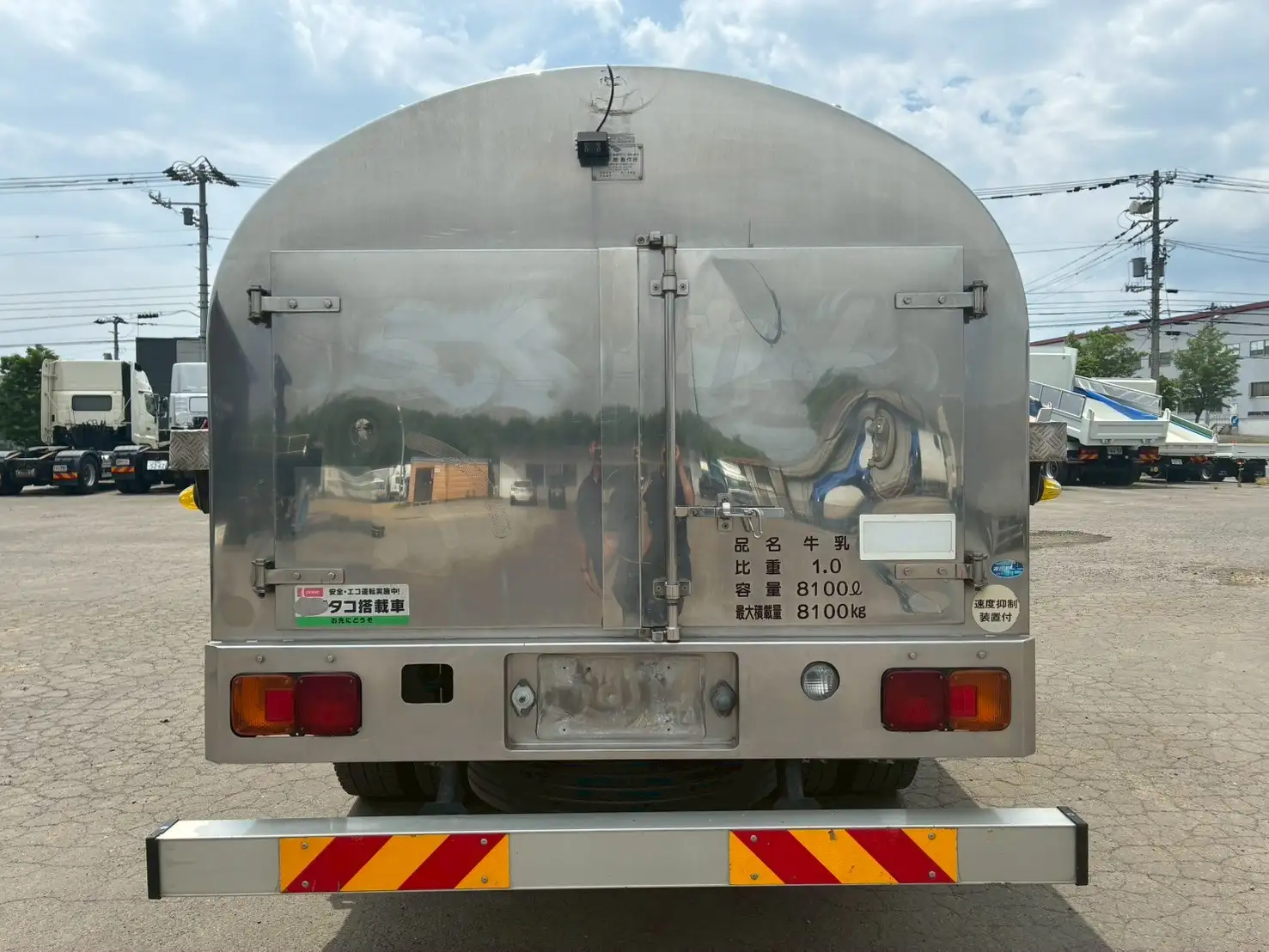 平成24年 日野 増トンミルクタンクローリー タンク容量:8,100L 走行距離:約27万㎞ MT6 シャワーボール付きの画像6