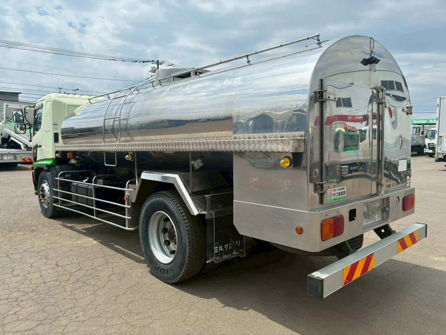 平成24年 日野 増トンミルクタンクローリー タンク容量:8,100L 走行距離:約27万㎞ MT6 シャワーボール付きの画像7