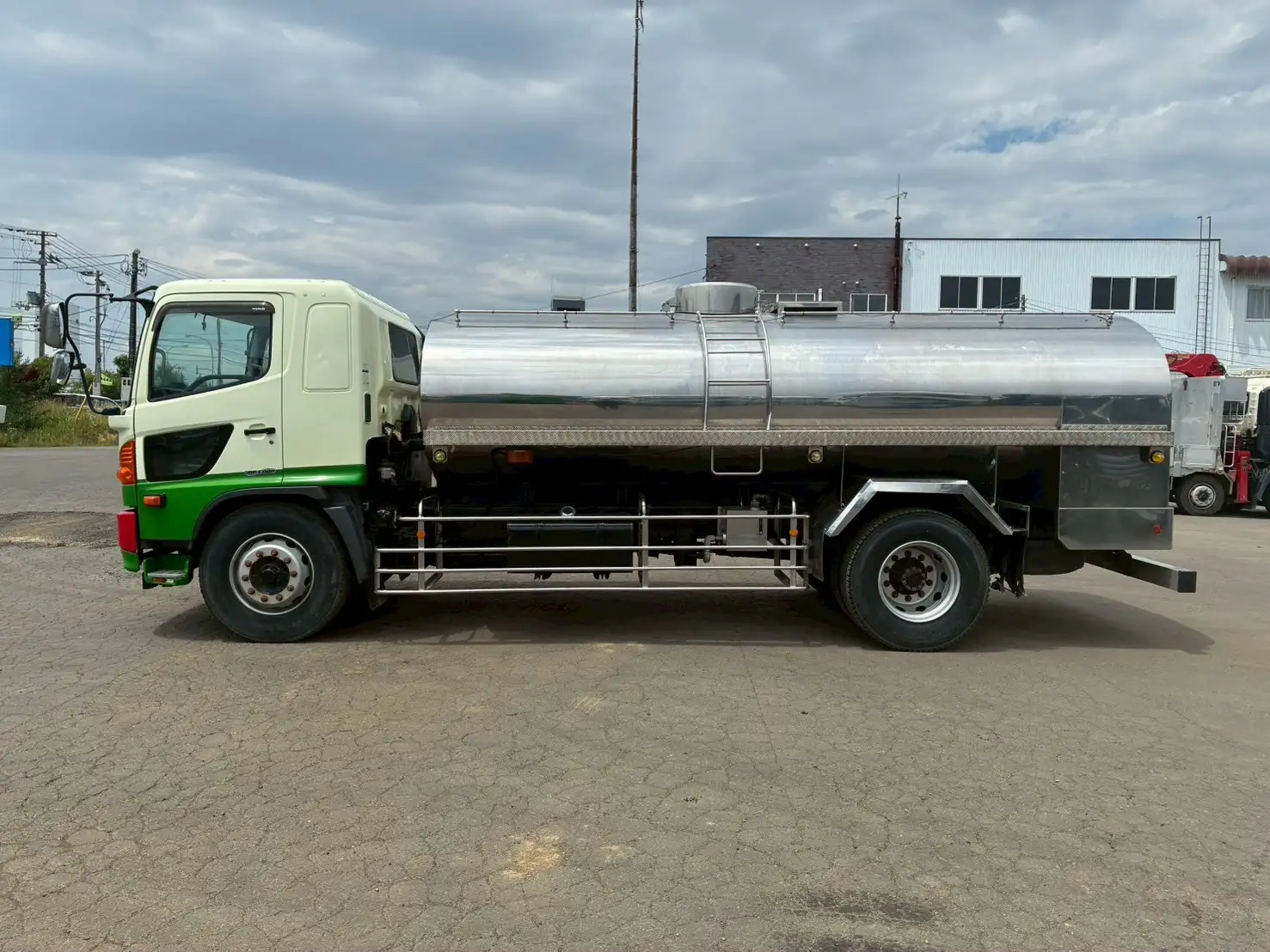 平成24年 日野 増トンミルクタンクローリー タンク容量:8,100L 走行距離:約27万㎞ MT6 シャワーボール付きの画像8