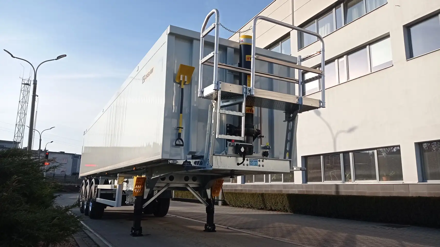 【納期約6か月～要確認】日本初上陸！ZASŁAW（ザスワフ） 50㎥！！アルミ製3軸土砂禁ダンプトレーラ　スーパーシングルの画像2