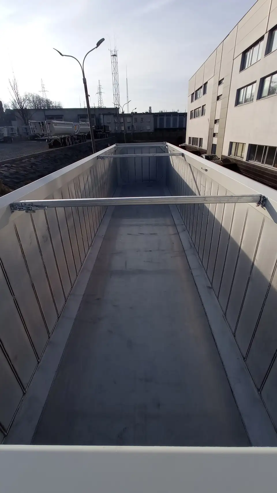 【納期約6か月～要確認】日本初上陸！ZASŁAW（ザスワフ） 50㎥！！アルミ製3軸土砂禁ダンプトレーラ　スーパーシングルの画像8