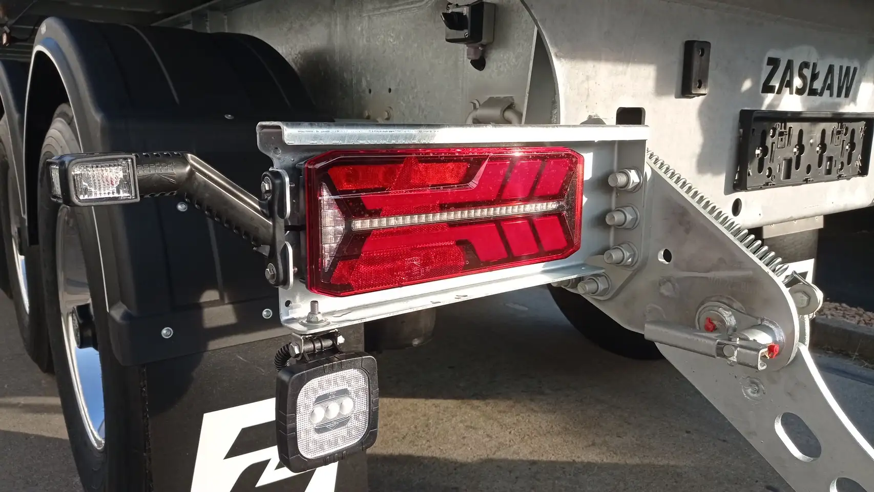 【納期約6か月～要確認】日本初上陸！ZASŁAW（ザスワフ） 50㎥！！アルミ製3軸土砂禁ダンプトレーラ　スーパーシングルの画像9