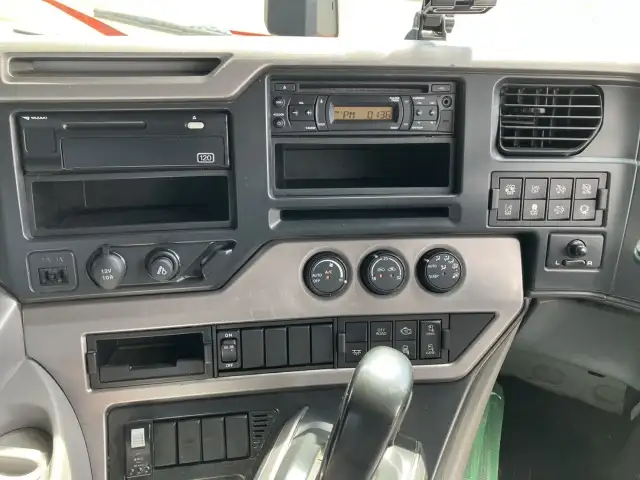 平成30年 UDトラックス トラクターヘッド 460馬力 AT 第五輪:11,000㎏以上 距離:24万㎞ デフロック付 オートチェーンの画像35