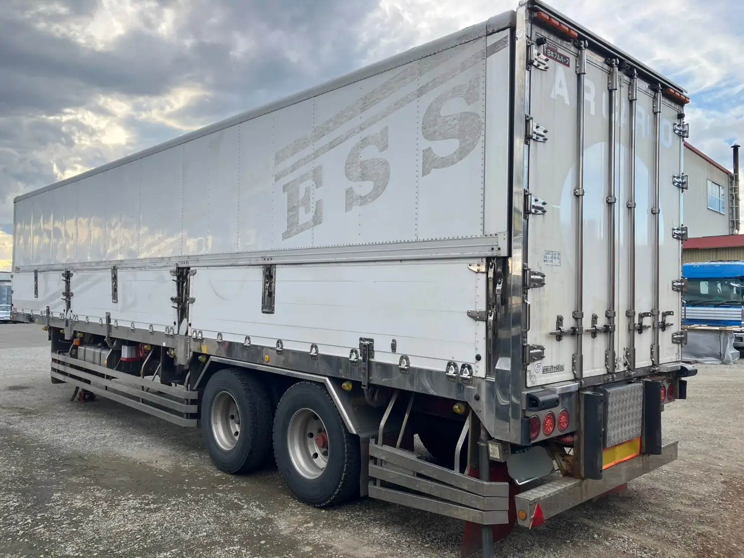 長期車検付（R8.7.24）平成21年　フルハーフ　13m2軸冷凍ウイングトレーラ　エアサス　積載：17,600kgの画像3