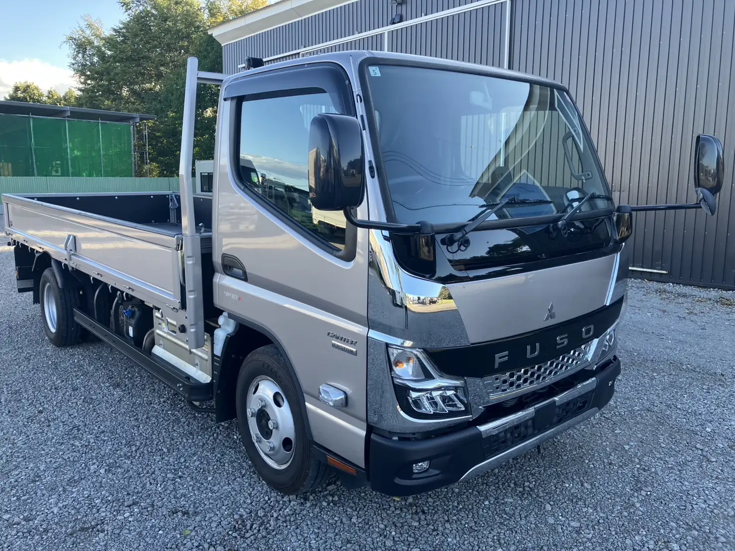 令和6年 三菱 キャンター 4WD標準ロング平ボデー 走行:1,800㎞ 積載:1,900kgの画像3