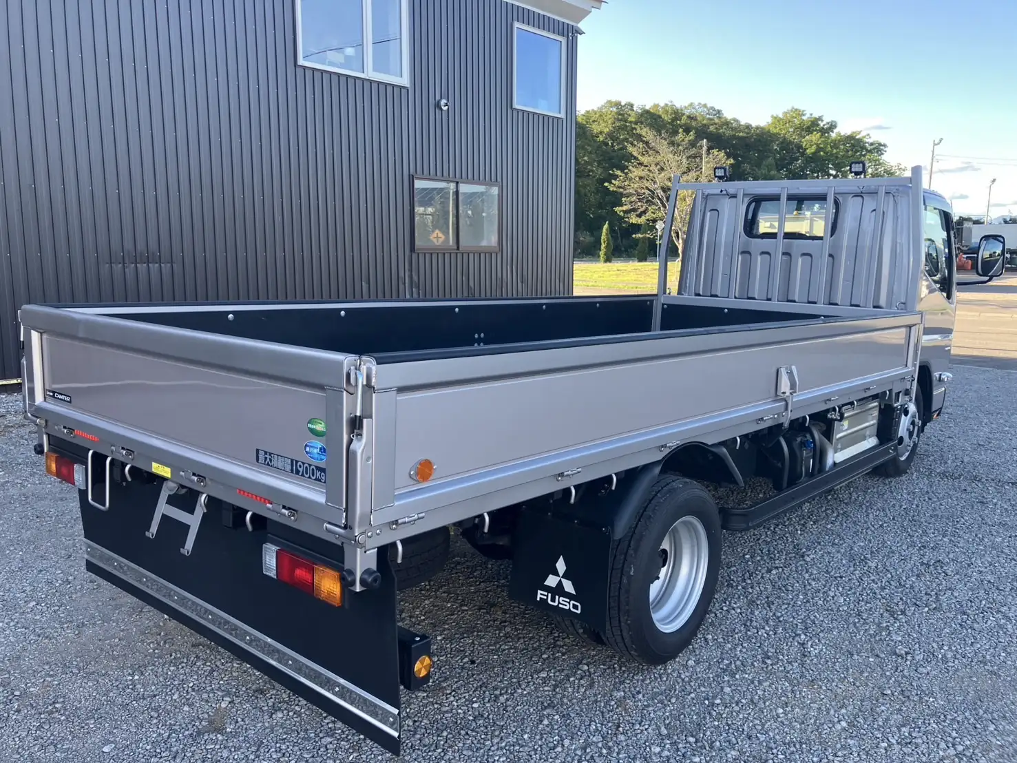 令和6年 三菱 キャンター 4WD標準ロング平ボデー 走行:1,800㎞ 積載:1,900kgの画像4