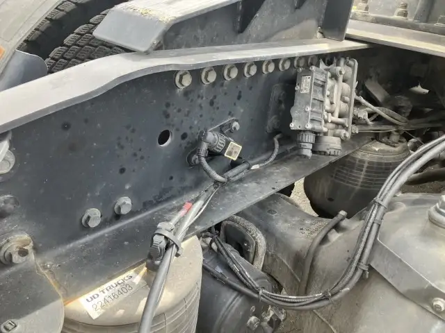 ☆車検付き(R7.10.24)☆　平成30年　UD　トラクタ　D尺　ダンプPTO付(レバー、タンク有)　ハイルーフ　460馬力　AT　第五輪：11,500㎏　距離：44万㎞の画像19