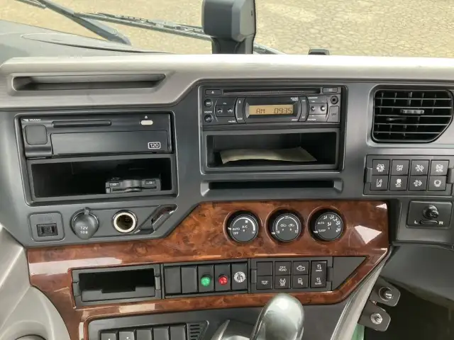 ☆車検付き(R7.10.24)☆　平成30年　UD　トラクタ　D尺　ダンプPTO付(レバー、タンク有)　ハイルーフ　460馬力　AT　第五輪：11,500㎏　距離：44万㎞の画像45