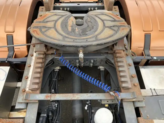 平成30年 ボルボ トラクタ 中間尺 エアロ付き スライドカプラー デフロック 440馬力 AT 第五輪:11,500㎏ 距離:55万㎞の画像11