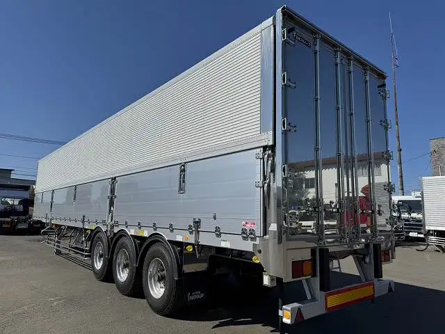登録済み未使用車　車検：令和8年8月27日迄　令和7年式　フルハーフ　14m3軸冷凍ウイングトレーラー　スーパーシングル　リフトアクスル後軸残し　積載：24,000kg　第五輪：10,980kgの画像6