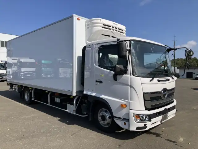 ☆車検付き(R8.9.23)☆ 令和6年 日野 4t冷凍車PG付 63ワイド 冷凍機:菱重(TDJS50) ‐30℃設定 床:システムフロア ラッシング2段 格納PG 片開SD リアエアサス MT 積載:2,450㎏ 距離:2.2万㎞の画像3