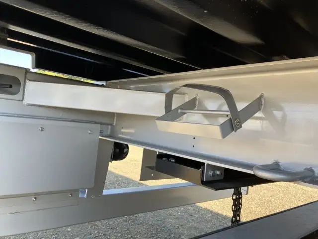 新品!未使用車! 令和7年 トレクス 40FT3軸冷凍コンテナSET リフトアクスル(後後軸残し) サイド観音扉 冷凍機SLXi400(縦型) 樹脂燃料タンクの画像25