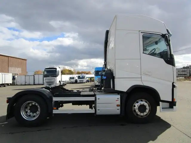 ナンバー付　令和4年　ボルボ　トラクタ　ハイルーフ　リアエアサス　デフロック付　AT　460馬力　第五輪：11,500㎏　距離：34万㎞の画像4