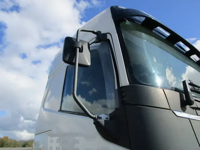 ナンバー付　令和4年　ボルボ　トラクタ　ハイルーフ　リアエアサス　デフロック付　AT　460馬力　第五輪：11,500㎏　距離：34万㎞の画像57