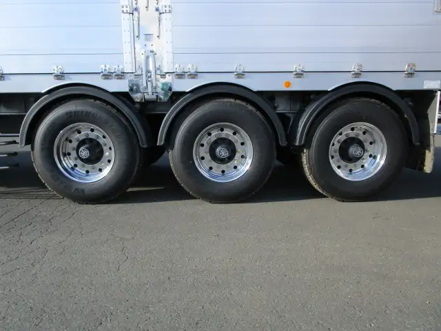 登録済み未使用車　車検：令和8年9月28日迄　令和7年式　フルハーフ　14m3軸冷凍ウイングトレーラー　スーパーシングル　リフトアクスル後軸残し　積載：24,000kg　第五輪：10,980kgの画像16