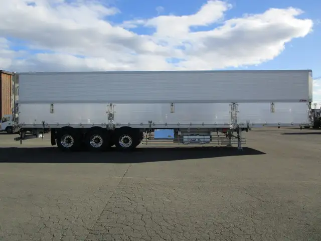 登録済み未使用車　車検：令和8年9月28日迄　令和7年式　フルハーフ　14m3軸冷凍ウイングトレーラー　スーパーシングル　リフトアクスル後軸残し　積載：24,000kg　第五輪：10,980kgの画像4