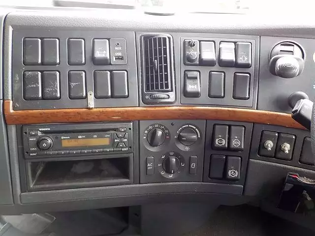 平成25年06月中古大型トラクタヘッドボルボボルボの画像26