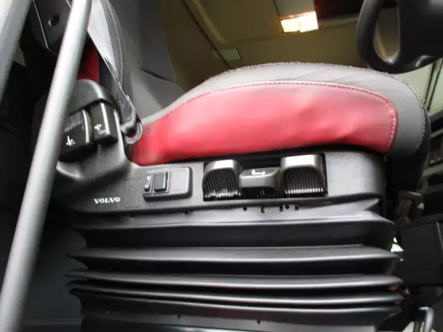 平成27年06月中古大型トラクタヘッドボルボボルボの画像22