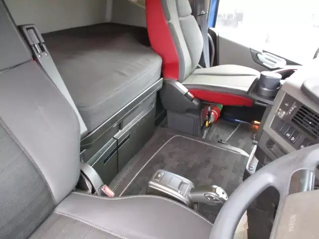 平成27年06月中古大型トラクタヘッドボルボボルボの画像23