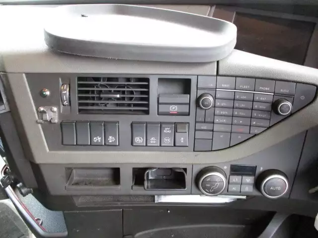 平成27年06月中古大型トラクタヘッドボルボボルボの画像24